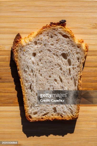 tranche de pain avec sa mie en gros plan - pain de mie ストックフォトと画像
