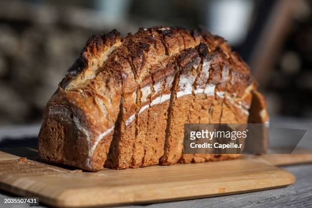 pain au blé complet coupé en tranches - aliment en portion stock pictures, royalty-free photos & images