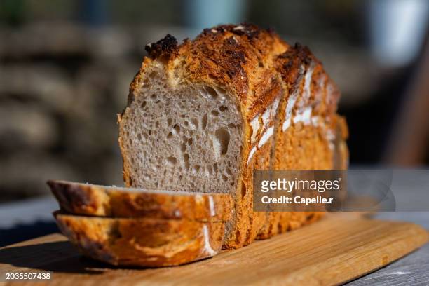 pain au blé complet coupé en tranches - aliment en portion stock pictures, royalty-free photos & images