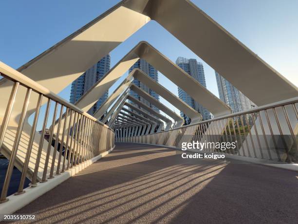 geometric pedestrian bridge with light effects - kraakbeenring stockfoto's en -beelden