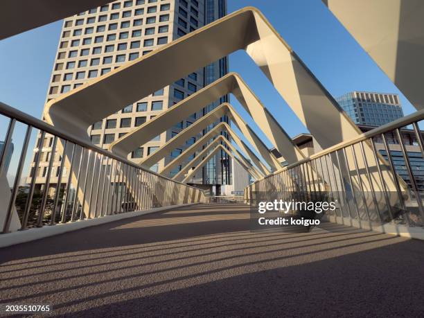 geometric pedestrian bridge with light effects - kraakbeenring stockfoto's en -beelden