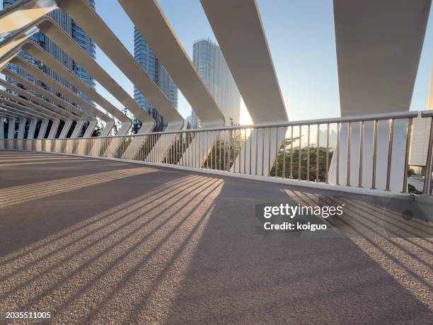 geometric pedestrian bridge with light effects - kraakbeenring stockfoto's en -beelden