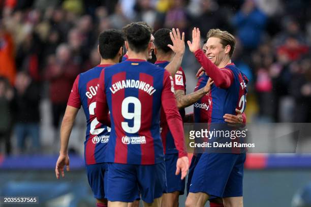 Frenkie de Jong of FC Barcelona celebrates scoring his team's third goal with team mates during the LaLiga EA Sports match between FC Barcelona and...