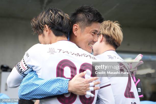 Eiji Kawashima of Jubilo Iwata and Hotaru Yamaguchi , Gotoku Sakai of Vissel Kobe hug prior to the J.LEAGUE MEIJI YASUDA J1 1st Sec. Math between...