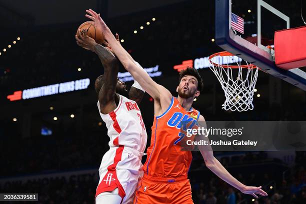 Jeff Green of the Houston Rockets puts up a shot against Chet Holmgren of the Oklahoma City Thunder during the first half at Paycom Center on...