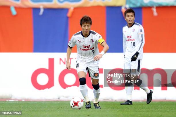 Yoichiro Kakitani of Cerezo Osaka in action during the J.League J1 match between Albirex Niigata and Cerezo Osaka at Denka Big Swan Stadium on...