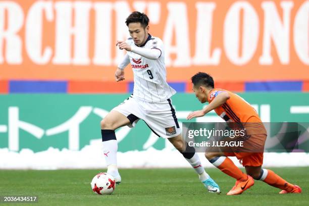 Kenyu Sugimoto of Cerezo Osaka controls the ball against Kei Koizumi of Albirex Niigata during the J.League J1 match between Albirex Niigata and...