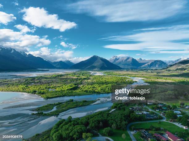 luftwunder in glenorchy, neuseelands majestätischem wasser- und bergdorf - queenstown stock-fotos und bilder