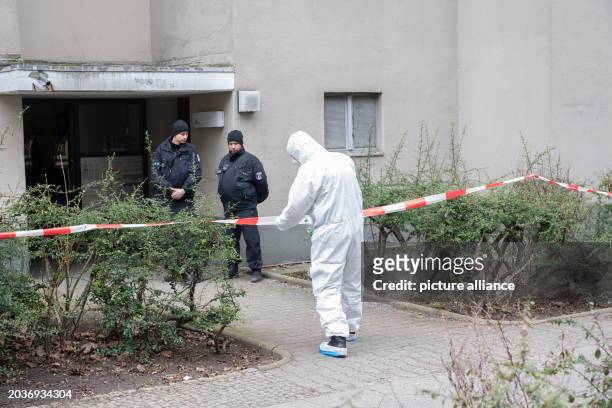 Dpatop - 27 February 2024, Berlín: Police cordon off the entrance to the building where fugitive former RAF terrorist Daniela Klette, arrested last...