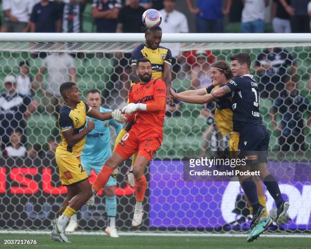 Brian Kaltak of the Mariners defends an attempted goal header from Victory goalkeeper Paul Izzo during the A-League Men round 18 match between...