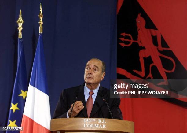 Le président Jacques Chirac prononce un discours après sa visite au 152e Régiment d'Infanterie de Colmar, le 28 juin 2001, au lendemain de l'annonce...