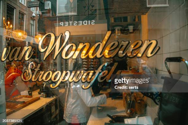 berühmter und traditioneller holländischer stroopwafels-dessertladen in amsterdam - stroopwafels stock-fotos und bilder