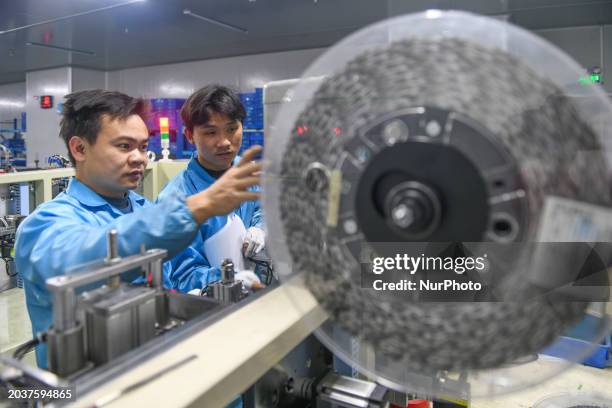 Batter Line Work Lithium Ion Batteries Assembly Lines Photos and Premium High Res ...