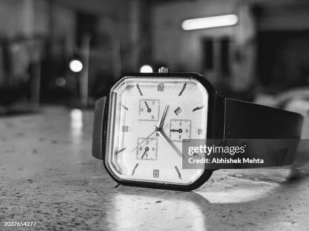 vintage watch on the table - montre bracelet photos et images de collection