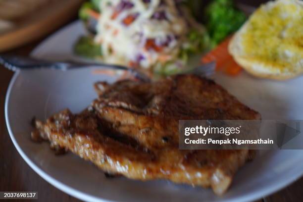 pork spareribs bbq, barbeque pork ribs with vegetable salad and garlic bread - barbeque sauce imagens e fotografias de stock