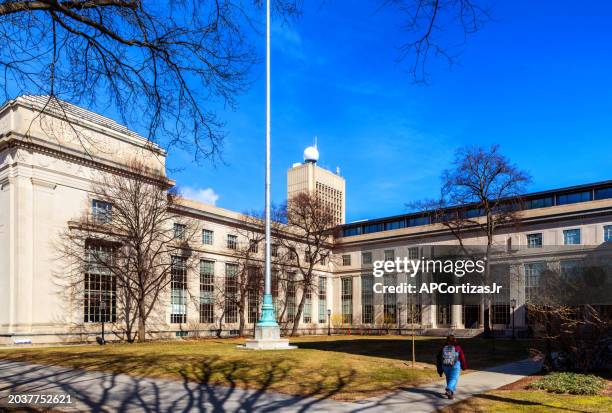 lowell court - massachusetts institute of technology - mit - cambridge massachusetts - mit-green-building stock pictures, royalty-free photos & images