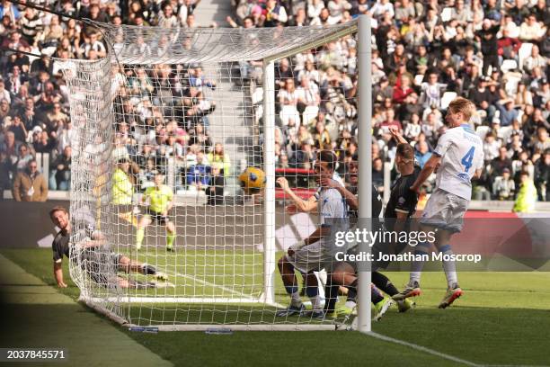Daniele Rugani of Juventus scores a 90th minute goal to give the side a 3-2 lead during the Serie A TIM match between Juventus and Frosinone Calcio...