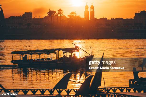 river nile with traditional boats at sunrise on the river nile, luxor, egypt. - rio nilo imagens e fotografias de stock