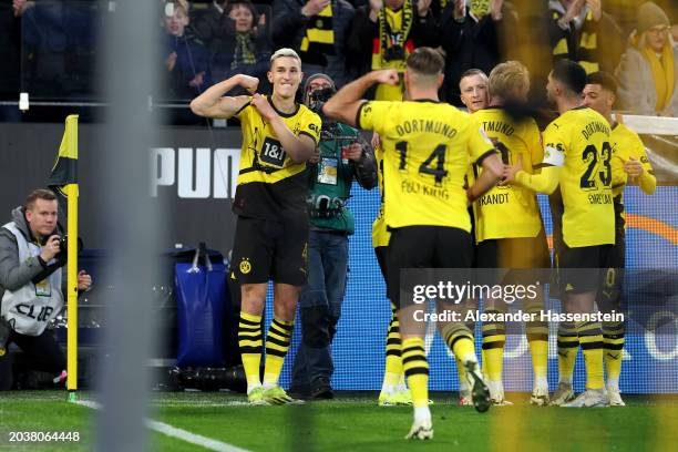 Nico Schlotterbeck of Borussia Dortmund celebrates scoring his team's second goal with team mates during the Bundesliga match between Borussia...