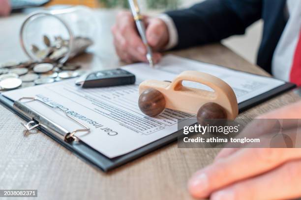 car insurance. car loan application. - seguro de automóvil fotografías e imágenes de stock