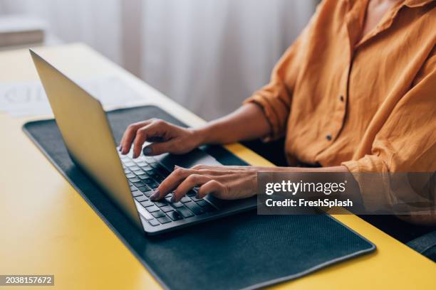 professional woman working on laptop at modern workspace - entrepreneur stockfoto's en -beelden