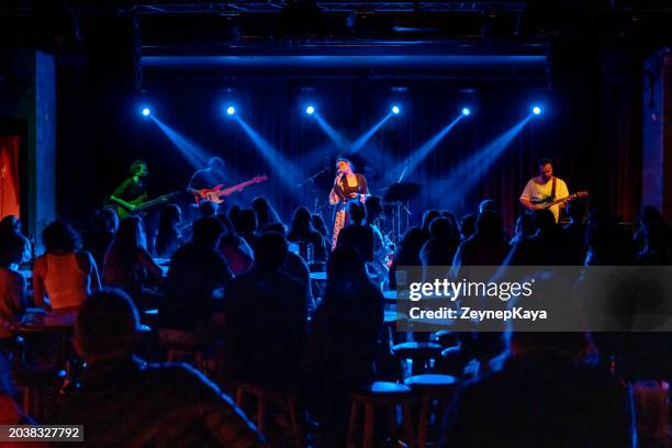music band esibizione su, effetti di luce e fumo sul palco. - gruppo musicale foto e immagini stock