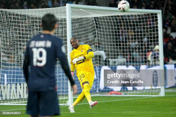 Rennes goalkeeper Steve Mandanda in action during the Ligue 1 Uber Eats match between Paris Saint-Germain and Stade Rennais FC at Parc des Princes...