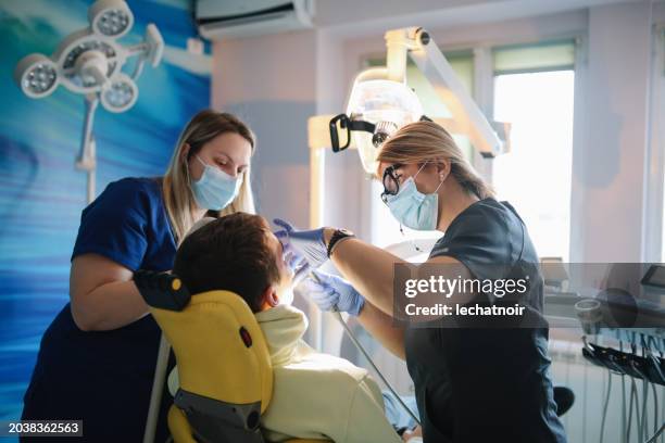 besuch der zahnklinik - dentalhygieniker stock-fotos und bilder