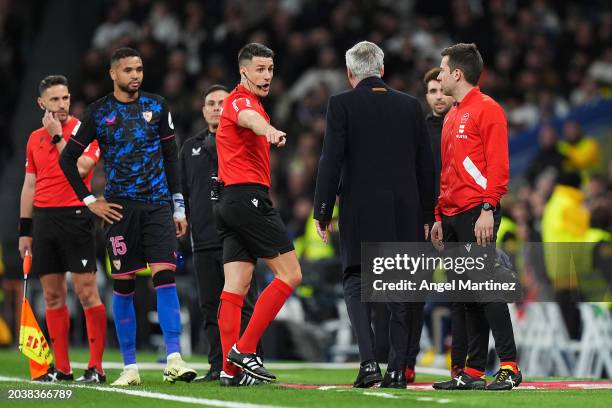 Referee Isidro Diaz de Mera reacts towards Carlo Ancelotti, Head Coach of Real Madrid, during the LaLiga EA Sports match between Real Madrid CF and...