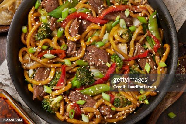 pepper beef and noodle stir fry - peppercorn sauce stock pictures, royalty-free photos & images