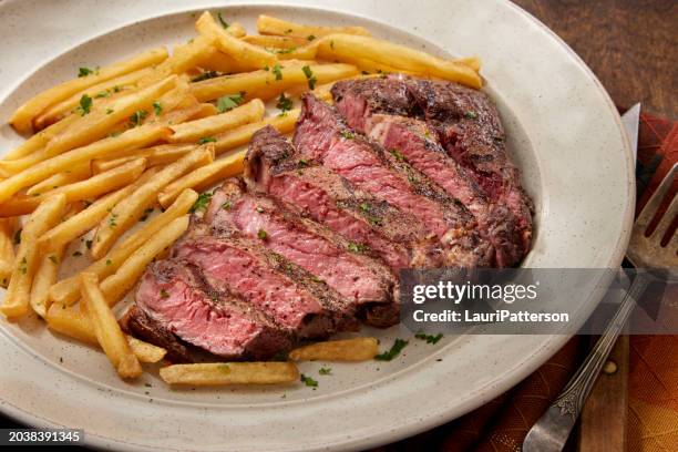steak frites - bistec fotografías e imágenes de stock