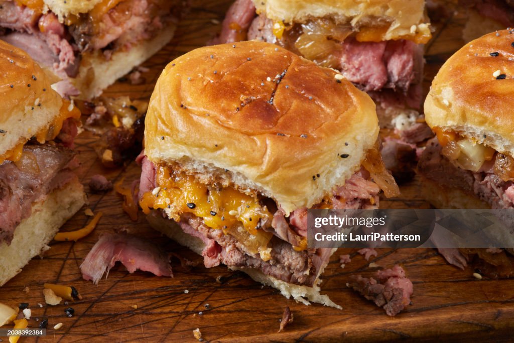 Nachahmer Hawaiian Roll Roastbeef und Cheddar Slider