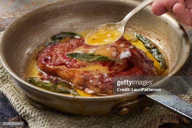 medium rare rib eye steak ohne knochen - top sirloin rumpsteak stock-fotos und bilder