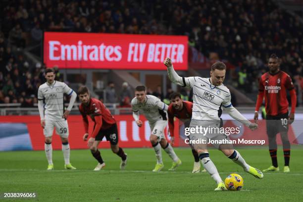 Teun Koopmeiners of Atalanta scores a penalty to level the score at 1-1during the Serie A TIM match between AC Milan and Atalanta BC at Stadio...