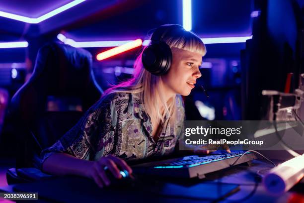 strategy and fun in every move - gaming station stock pictures, royalty-free photos & images