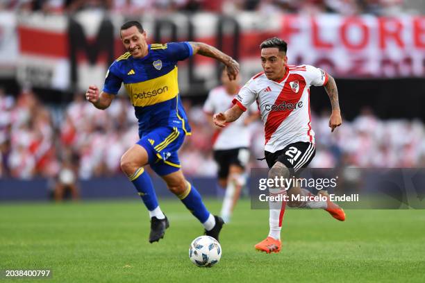 Esequiel Barco of River Plate runs with the ball against Cristian Lema of Boca Juniors during a Copa de la Liga Profesional 2024 derby match between...