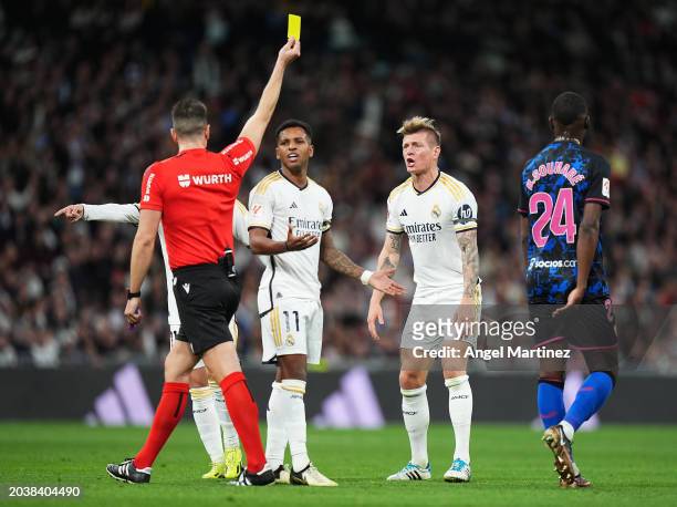 Referee Isidro Diaz de Mera shows a yellow card to Toni Kroos of Real Madrid during the LaLiga EA Sports match between Real Madrid CF and Sevilla FC...