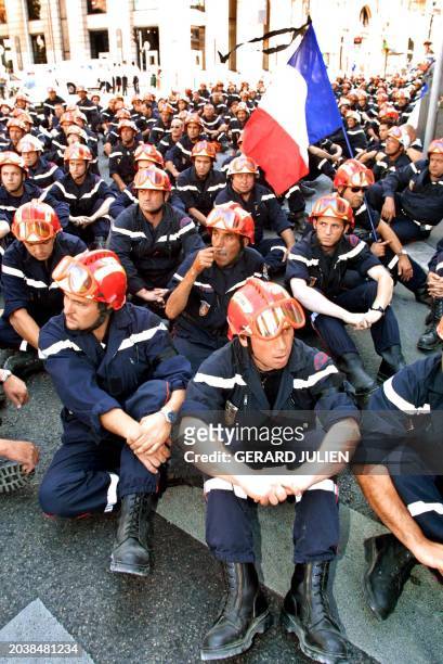 Plusieurs centaines de pompiers manifestent, le 13 juillet 2001 à Marseille, pour demander au préfet de prendre des mesures afin que l'accident qui a...