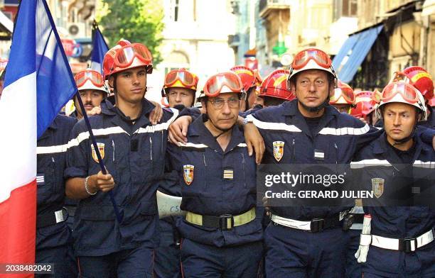 Plusieurs centaines de pompiers manifestent, le 13 juillet 2001 à Marseille, pour demander au préfet de prendre des mesures afin que l'accident qui a...