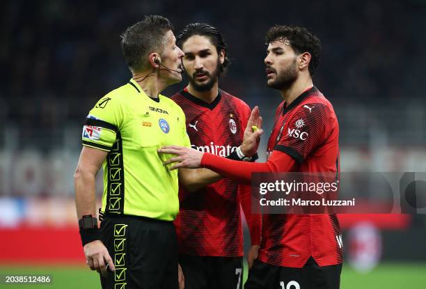Referee Daniele Orsato speaks with Yacine Adli and Theo Hernandez of AC Milan during the Serie A TIM match between AC Milan and Atalanta BC at Stadio...