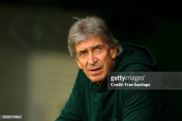 Manuel Pellegrini of Real Betis looks on during the LaLiga EA Sports match between Real Betis and Athletic Bilbao at Estadio Benito Villamarin on...