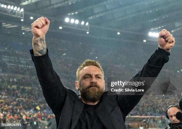 Daniele De Rossi head coach of AS Roma celebrates the victory at the end of the UEFA Europa League 2023/24 knockout round play-offs second leg match...