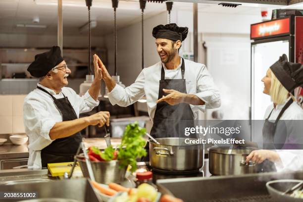fünf geben und jubeln in einer großküche - häuptling stock-fotos und bilder