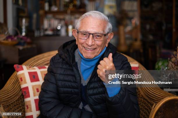 older senior latino man looking at the camera and giving a thumbs up - online voting stock pictures, royalty-free photos & images