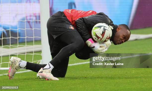 Steve Mandanda of Rennes in action during the Ligue 1 Uber Eats match between Paris Saint-Germain and Stade Rennais FC at Parc des Princes on...