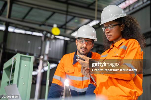 diversos ingenieros enseñan y hacen una lluvia de ideas, utilizando calibradores vernier para el control de calidad de piezas de repuesto metálicas. - obrero metalúrgico fotografías e imágenes de stock