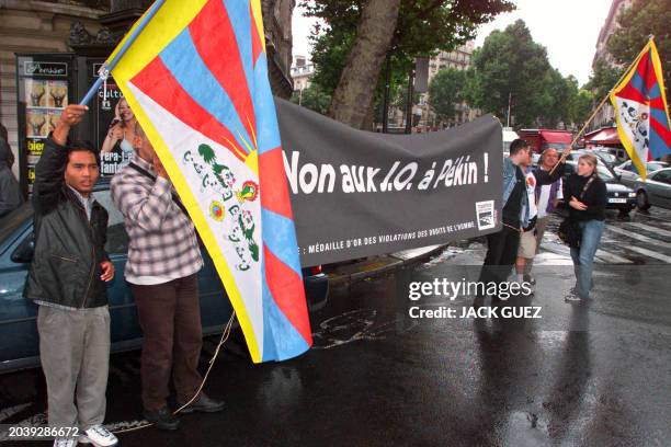 Des membres de plusieurs associations de défense du Tibet manifestent, le 13 juillet 2001 place de l'Alma à Paris, après l'annonce du Comité...