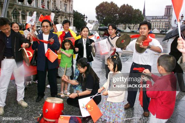 Des Chinois manifestent leur joie, le 13 juillet 2001 devant l'Hôtel de Ville de Paris, après l'annonce du Comité international olympique du choix de...