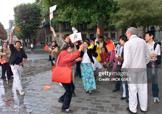 Des Chinois manifestent leur joie, le 13 juillet 2001 devant l'Hôtel de Ville de Paris, après l'annonce du Comité international olympique du choix de...