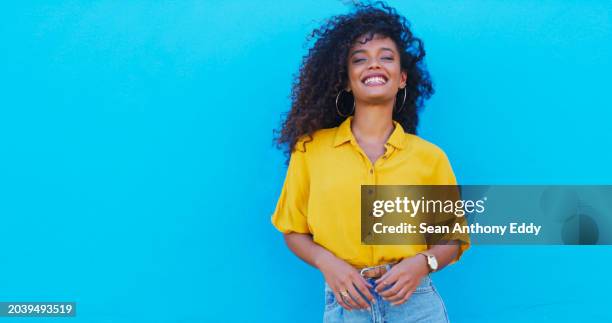 felice, divertente e ritratto di una donna su sfondo blu con mockup per informazioni di moda. sorridi, giovane e una ragazza o modella alla moda con spazio su un muro in città con una personalità urbana - portraits studio smile foto e immagini stock